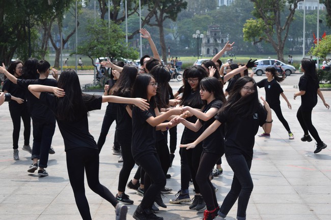 Học sinh trường Ams biểu diễn màn flashmob được chuẩn bị suốt 1 năm - Ảnh 2.