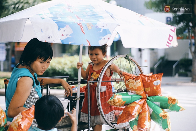 3 đứa trẻ trên chiếc xe hàng rong cùng mẹ mưu sinh khắp đường phố Sài Gòn - Ảnh 11.