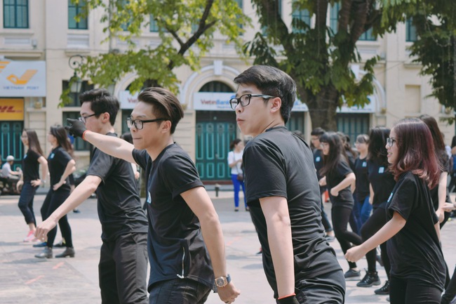Học sinh trường Ams biểu diễn màn flashmob được chuẩn bị suốt 1 năm - Ảnh 1.