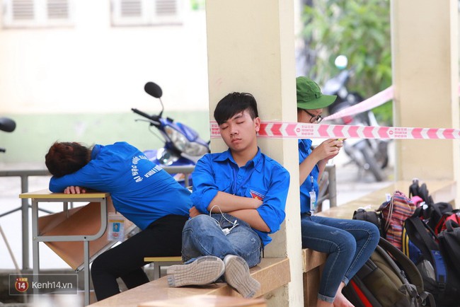Phụ huynh, t&igrave;nh nguyện vi&ecirc;n vạ vật trong nắng n&oacute;ng, chờ đợi sĩ tử dự thi đ&aacute;nh gi&aacute; năng lực - Ảnh 3.