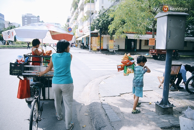 3 đứa trẻ trên chiếc xe hàng rong cùng mẹ mưu sinh khắp đường phố Sài Gòn - Ảnh 13.