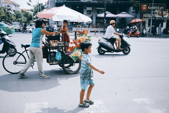 3 đứa trẻ trên chiếc xe hàng rong cùng mẹ mưu sinh khắp đường phố Sài Gòn - Ảnh 1.