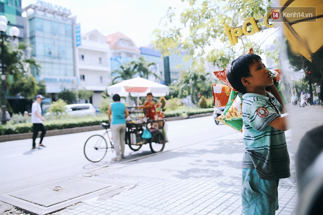 3 đứa trẻ trên chiếc xe hàng rong cùng mẹ mưu sinh khắp đường phố Sài Gòn - Ảnh 8.