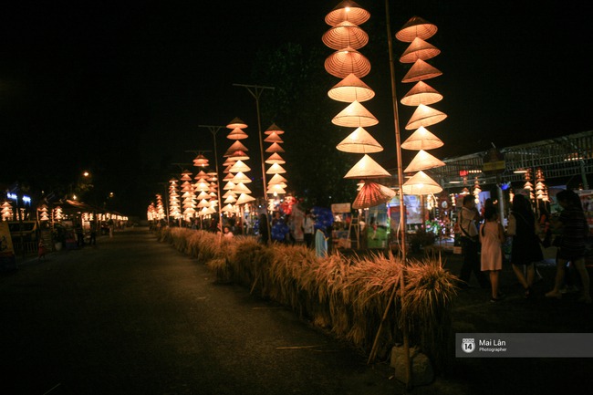 Hà Nội đẹp lung linh với hàng ngàn chiếc nón lá thắp sáng trong Festival Áo dài 2016 - Ảnh 11.