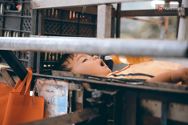 3 đứa trẻ trên chiếc xe hàng rong cùng mẹ mưu sinh khắp đường phố Sài Gòn - Ảnh 6.