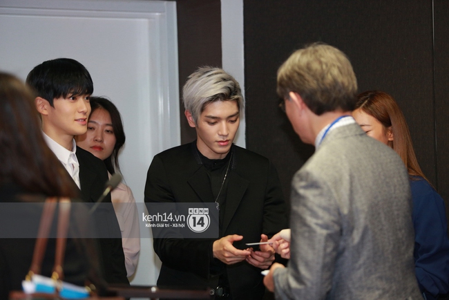 Cận cảnh nhan sắc Taeyong - Jaehyun (NCT-U) v&agrave; Luna f(x) tại buổi họp b&aacute;o - Ảnh 23.