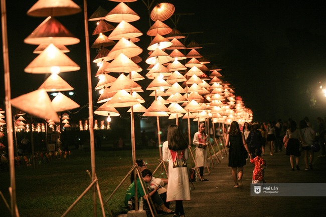 Hà Nội đẹp lung linh với hàng ngàn chiếc nón lá thắp sáng trong Festival Áo dài 2016 - Ảnh 9.