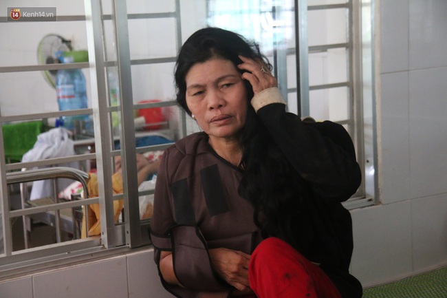 Vụ xe kh&aacute;ch lao xuống vực: T&ocirc;i b&ograve; ra ngo&agrave;i v&agrave; m&ograve; mẫm t&igrave;m con trong đ&ecirc;m tối - Ảnh 3.