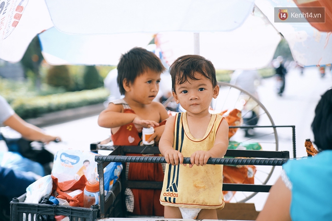 3 đứa trẻ trên chiếc xe hàng rong cùng mẹ mưu sinh khắp đường phố Sài Gòn - Ảnh 7.
