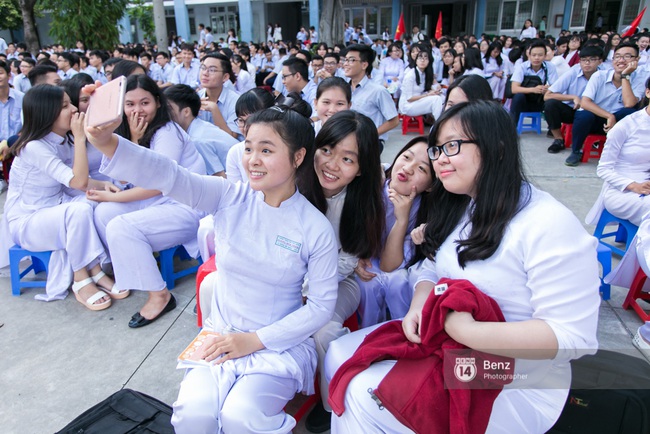 Học sinh H&agrave; Nội v&agrave; S&agrave;i G&ograve;n cực h&agrave;o hứng trong ng&agrave;y khai giảng - Ảnh 43.
