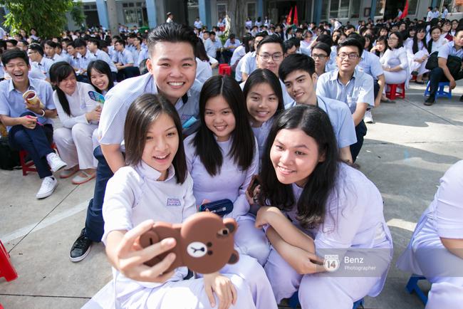 Học sinh H&agrave; Nội v&agrave; S&agrave;i G&ograve;n cực h&agrave;o hứng trong ng&agrave;y khai giảng - Ảnh 44.
