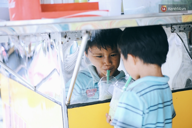 3 đứa trẻ trên chiếc xe hàng rong cùng mẹ mưu sinh khắp đường phố Sài Gòn - Ảnh 9.