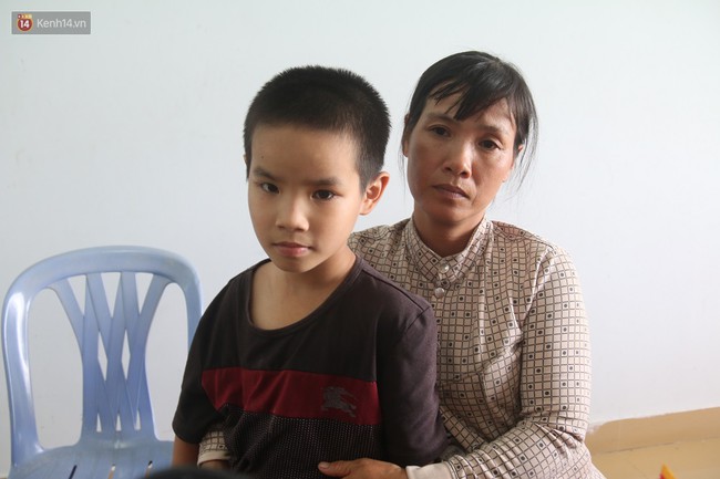 Vụ xe kh&aacute;ch lao xuống vực: T&ocirc;i b&ograve; ra ngo&agrave;i v&agrave; m&ograve; mẫm t&igrave;m con trong đ&ecirc;m tối - Ảnh 1.