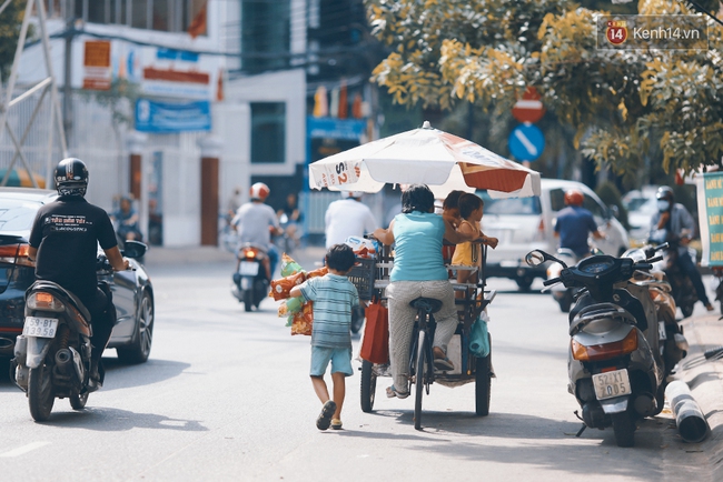 3 đứa trẻ trên chiếc xe hàng rong cùng mẹ mưu sinh khắp đường phố Sài Gòn - Ảnh 16.