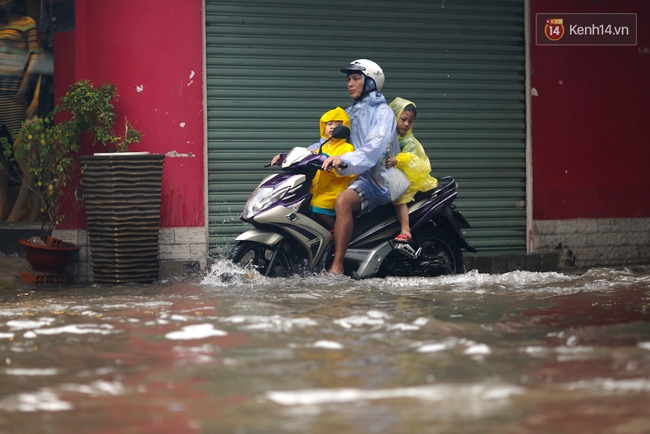 Sài Gòn lại ngập, chuyên gia nói gì về việc mưa đến chậm so với dự báo thời tiết? - Ảnh 17.