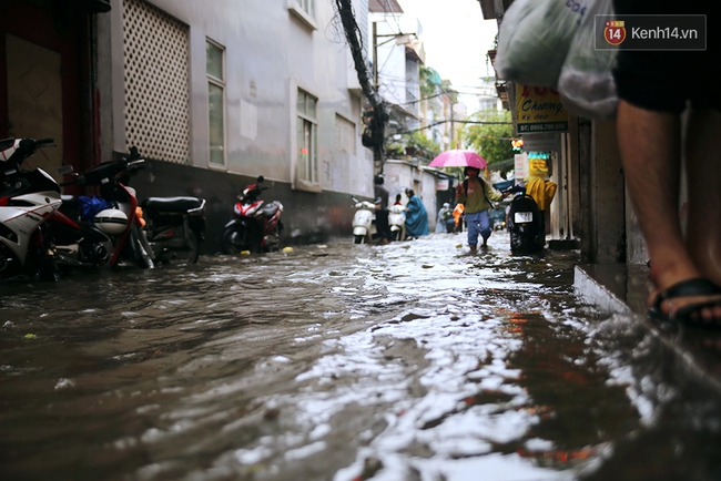 Sài Gòn mưa lớn, người dân bì bõm lội nước về nhà  - Ảnh 14.