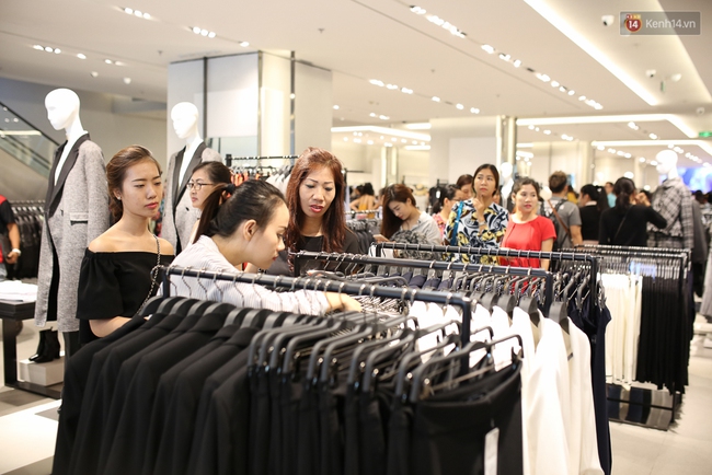 Hoa hậu Mỹ Linh bịt khẩu trang, hòa vào đám đông mua sắm tấp nập ở store Zara Việt Nam - Ảnh 14.