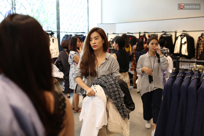Hoa hậu Mỹ Linh bịt khẩu trang, hòa vào đám đông mua sắm tấp nập ở store Zara Việt Nam - Ảnh 17.