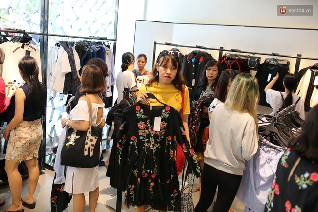 Hoa hậu Mỹ Linh bịt khẩu trang, hòa vào đám đông mua sắm tấp nập ở store Zara Việt Nam - Ảnh 18.