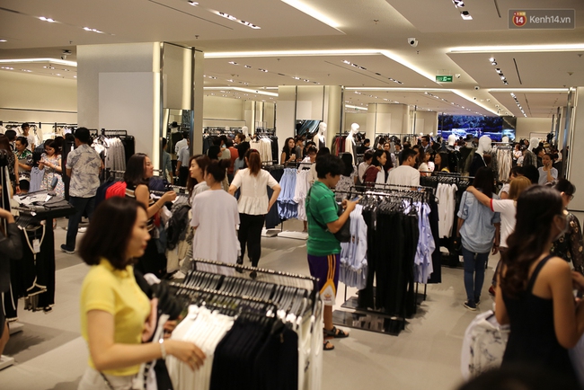 Hoa hậu Mỹ Linh bịt khẩu trang, hòa vào đám đông mua sắm tấp nập ở store Zara Việt Nam - Ảnh 19.