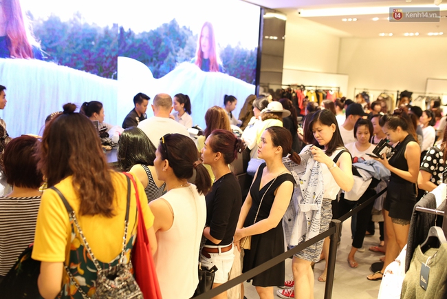 Hoa hậu Mỹ Linh bịt khẩu trang, hòa vào đám đông mua sắm tấp nập ở store Zara Việt Nam - Ảnh 9.