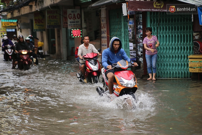 Sài Gòn lại ngập, chuyên gia nói gì về việc mưa đến chậm so với dự báo thời tiết? - Ảnh 15.