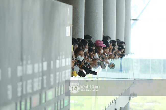 Từ Th&aacute;i Lan: Hứa Ngụy Ch&acirc;u đ&aacute;ng y&ecirc;u đứng lại để ch&agrave;o v&agrave; cho fan chụp ảnh tại s&acirc;n bay - Ảnh 1.