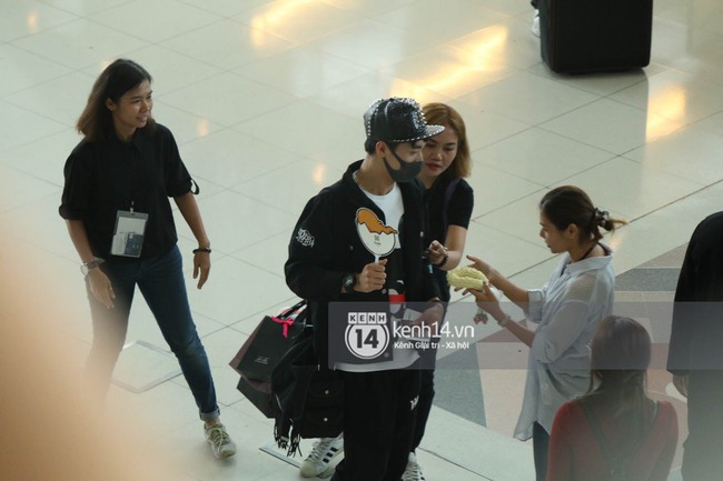 Từ Thái Lan: Hứa Ngụy Châu đáng yêu đứng lại để chào và cho fan chụp ảnh tại sân bay - Ảnh 5.