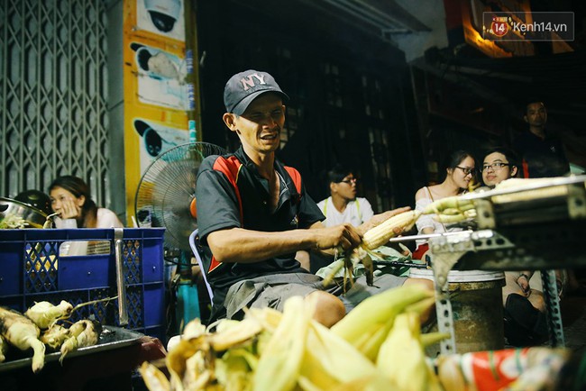 Bắp nướng ngon nhất Sài Gòn - Để được ăn, người ta phải bốc số và chờ cả tiếng! - Ảnh 4.