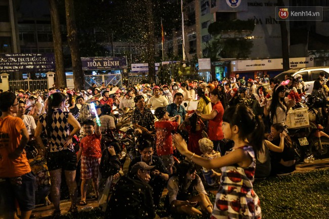 Chùm ảnh: ​Giới trẻ Sài Gòn chia phe đấu tuyết tưng bừng trong đêm Noel - Ảnh 4.