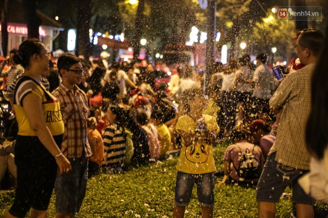 Chùm ảnh: ​Giới trẻ Sài Gòn chia phe đấu tuyết tưng bừng trong đêm Noel - Ảnh 6.