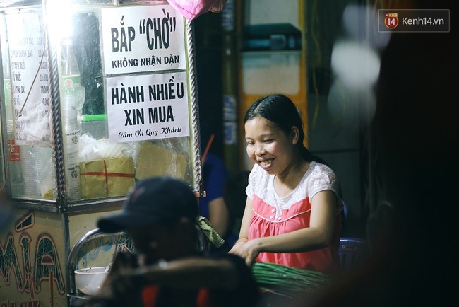 Bắp nướng ngon nhất Sài Gòn - Để được ăn, người ta phải bốc số và chờ cả tiếng! - Ảnh 2.