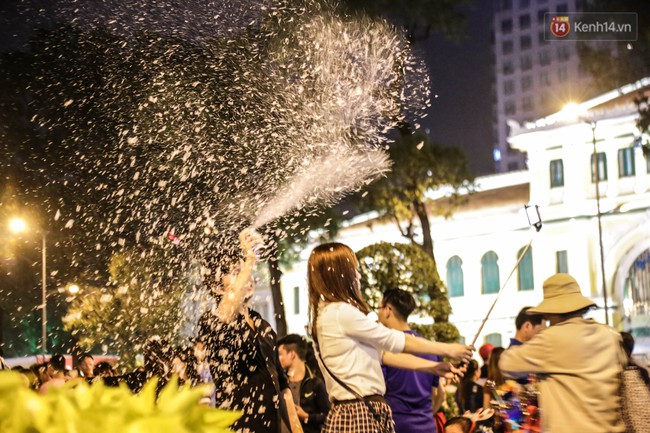 Chùm ảnh: ​Giới trẻ Sài Gòn chia phe đấu tuyết tưng bừng trong đêm Noel - Ảnh 2.
