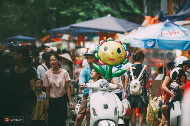 Chùm ảnh: Cái náo nức rộn ràng của Tết Trung thu đã tràn ngập các ngõ phố Hà Nội - Ảnh 10.