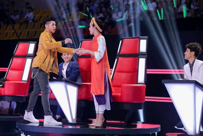 The Voice Kids: Noo Phước Thịnh rơi nước mắt khi nghe hot boy nh&iacute; h&aacute;t về mẹ - Ảnh 10.