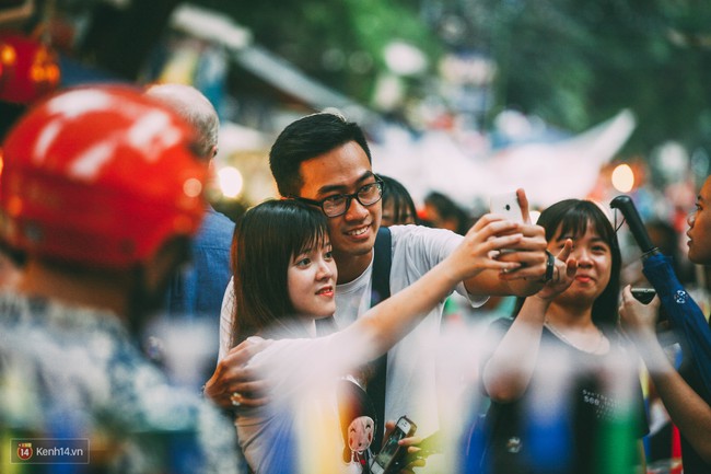 Chùm ảnh: Cái náo nức rộn ràng của Tết Trung thu đã tràn ngập các ngõ phố Hà Nội - Ảnh 3.