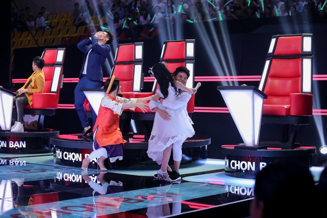 The Voice Kids: Noo Phước Thịnh rơi nước mắt khi nghe hot boy nh&iacute; h&aacute;t về mẹ - Ảnh 12.