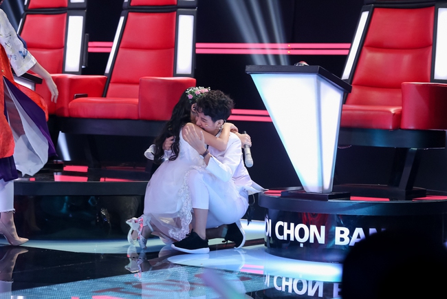 The Voice Kids: Noo Phước Thịnh rơi nước mắt khi nghe hot boy nhí hát về mẹ - Ảnh 13.