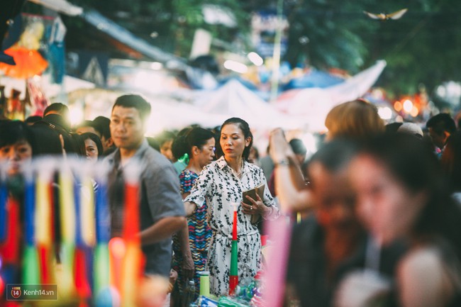 Chùm ảnh: Cái náo nức rộn ràng của Tết Trung thu đã tràn ngập các ngõ phố Hà Nội - Ảnh 11.