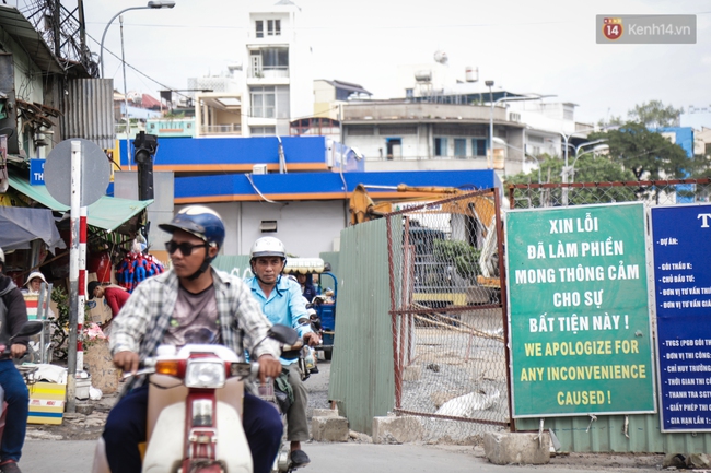 Đường sá Sài Gòn cuối năm nham nhở, xé vụn vì hàng loạt lô cốt! - Ảnh 10.