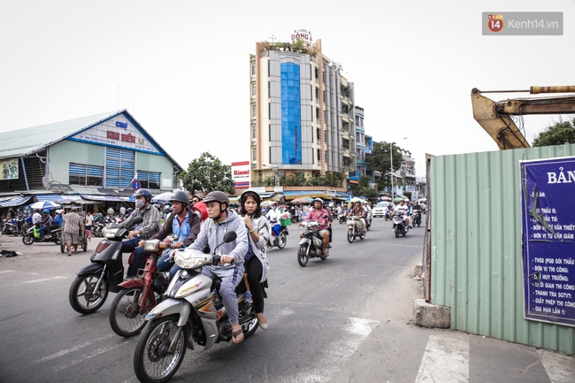 Đường sá Sài Gòn cuối năm nham nhở, xé vụn vì hàng loạt lô cốt! - Ảnh 8.