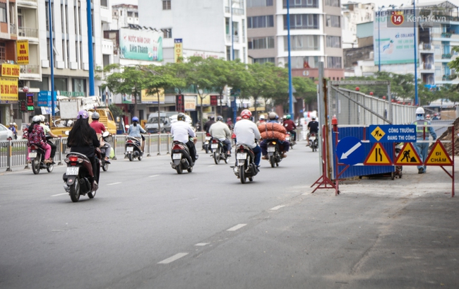 Đường sá Sài Gòn cuối năm nham nhở, xé vụn vì hàng loạt lô cốt! - Ảnh 7.