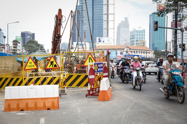 Đường sá Sài Gòn cuối năm nham nhở, xé vụn vì hàng loạt lô cốt! - Ảnh 2.