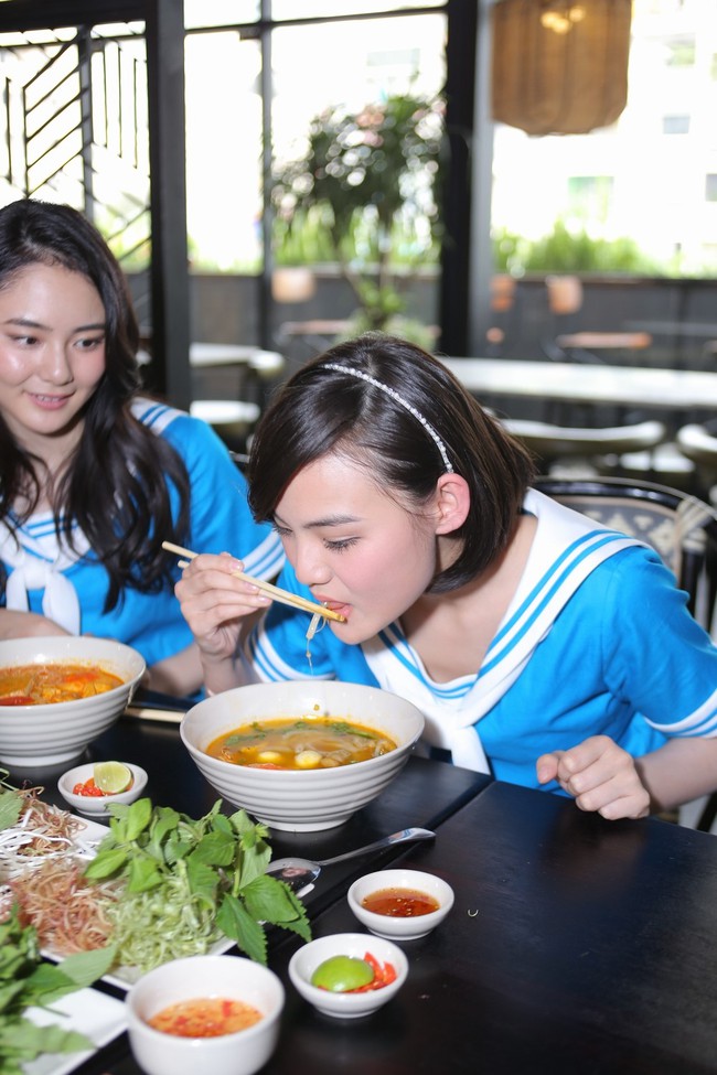 Thủy Top l&agrave;m hướng dẫn vi&ecirc;n đưa nh&oacute;m nhạc Nhật kh&aacute;m ph&aacute; S&agrave;i G&ograve;n - Ảnh 6.