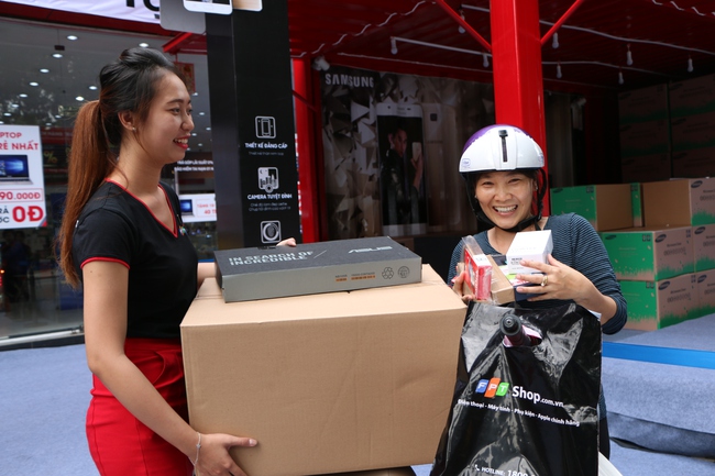 Chen chân nhận quà lò vi sóng trong ngày mở bán J7 Prime tại FPT Shop - Ảnh 2.