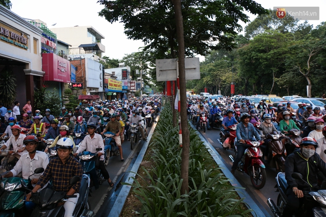 Kẹt xe nghiêm trọng các ngả đường vào sân bay Tân Sơn Nhất ngày cuối năm - Ảnh 10.