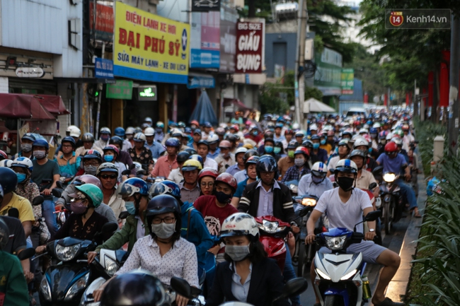 Kẹt xe nghiêm trọng các ngả đường vào sân bay Tân Sơn Nhất ngày cuối năm - Ảnh 8.