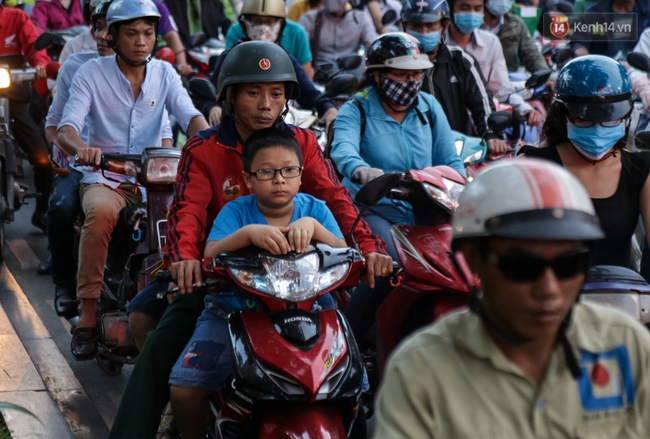 Kẹt xe nghiêm trọng các ngả đường vào sân bay Tân Sơn Nhất ngày cuối năm - Ảnh 15.