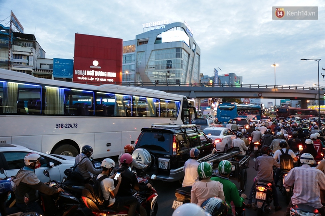 Kẹt xe nghiêm trọng các ngả đường vào sân bay Tân Sơn Nhất ngày cuối năm - Ảnh 17.