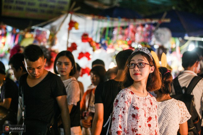 Một đ&ecirc;m trung thu đ&ocirc;ng nghịt nhưng cực vui của giới trẻ H&agrave; Nội - Ảnh 5.